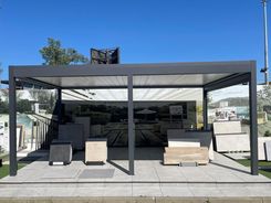 Zdjęcie Produkt Z Outletu: Peergola Alu-Sky 586X400 Cm, Konstrukcja Antracyt, Białe Lamele, Roleta Fasadowa Zip-78 376X240 Cm Antracyt - Wronki