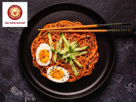 Koreańskie danie gotowe w 4 minuty sinsa dong makaron sojowy z mung z ostrym sosem hot spicy japchae - zdjęcie 3