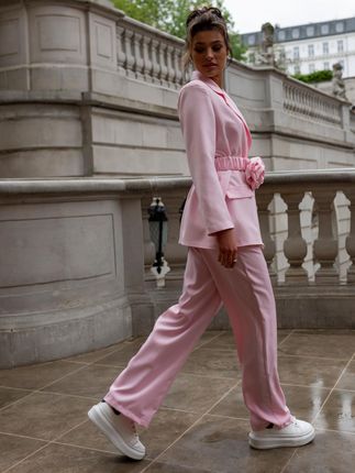 Jasnoróżowe szerokie spodnie od garnituru