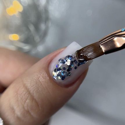 NAILSOFTHENIGHT Dream gel 02 - srebrny żel do zdobień z heksagonami i brokatem, 5 g - zdjęcie 2