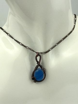 Niebieski agat – damski wisiorek miedziany 3.7x1.9 cm, łańcuszek miedziany 44 plus 5 cm, waga 7.5 grama, rękodzieło. Ludwika Lipińska