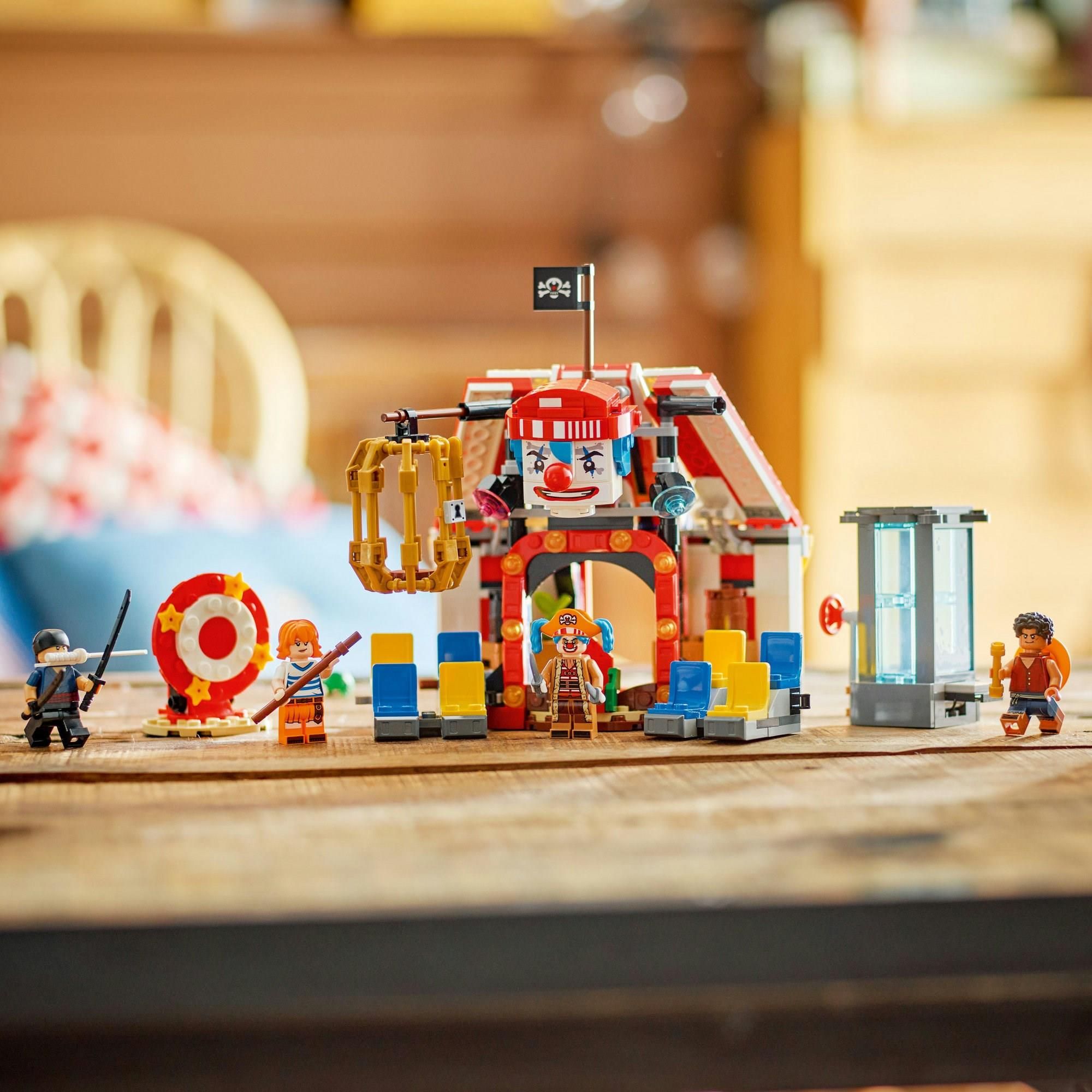 фото Блоковий конструктор LEGO One Piece Цирковий намет клоуна Баґґі (75637) 1