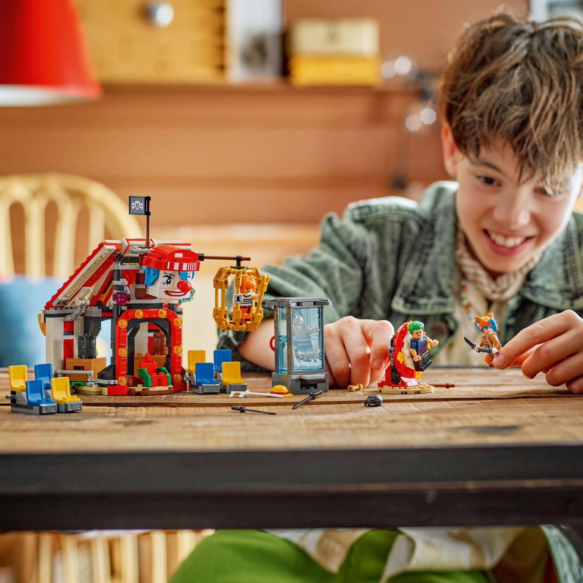 фото Блоковий конструктор LEGO One Piece Цирковий намет клоуна Баґґі (75637) 2