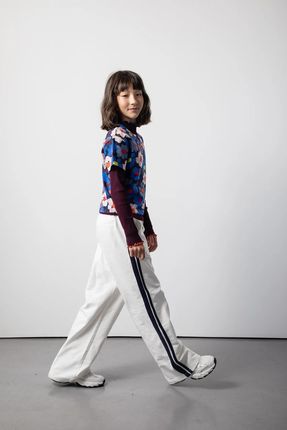 Spodnie dresowe ecru z rozszerzaną nogawką i ozdobną taśmą po bokach