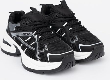 Czarne sneakersy z przewiewną cholewką i masywną białą podeszwą 40