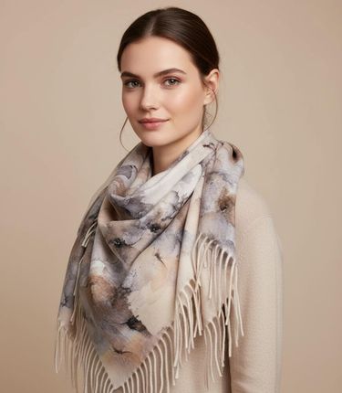 Delikatna elegancka kobieca chusta szal z frędzlami