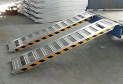 Zdjęcie Najazdy aluminiowe do koparki 3,5m 2000kg - Dębica
