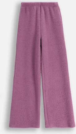 Spodnie swetrowe fioletowe prążkowane z błyszczącą nitką o fasonie SLIM
