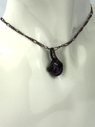 Ametyst – damski wisiorek miedziany 2.9x1.6 cm, łańcuszek miedziany 44 plus 5 cm, 6 rocznica ślubu, waga 6.2 grama, rękodzieło. Ludwika Lipińska