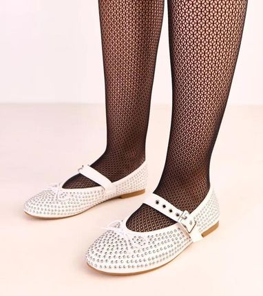 Białe baleriny zdobione ćwiekami i kokardką Mylie