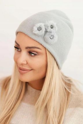 Czapka damska jasno szara z futrzanymi kwiatami i cyrkoniami