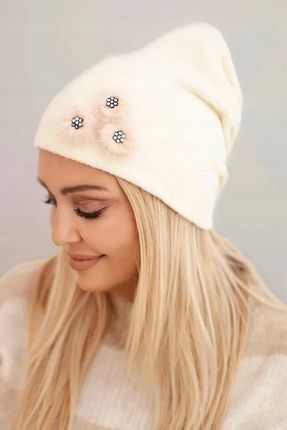 Czapka damska beżowa z futrzanymi kwiatami i cyrkoniami Stylowy Wieszak