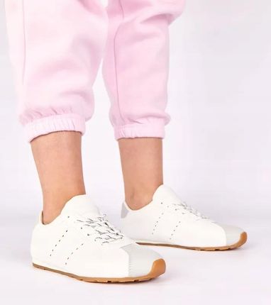 Białe sneakersy z szarym akcentem Birna