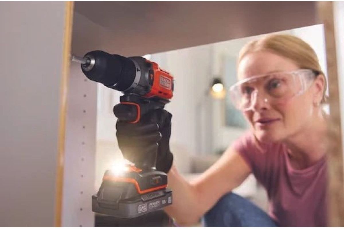фото Шуруповерт Black+Decker BCD383D2TA 2