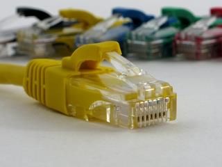 Netrack kabel krosowy RJ45. osłonka zalewana. kat. 5e UTP. 0.5m żółty (BzPAT05UY)