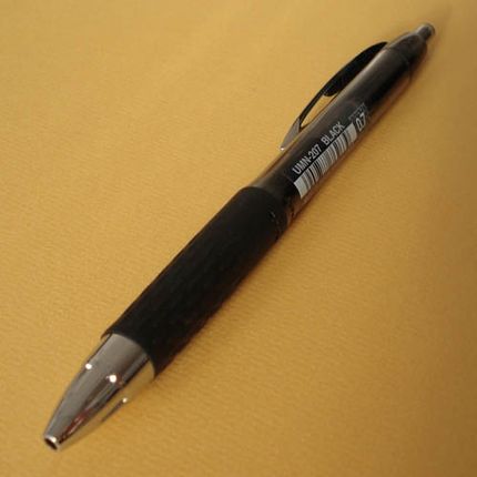Uni Ball Długopis żelowy UMN-207 - czarny
