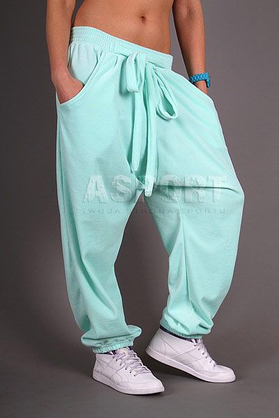 Спортивные брюки бананы. Модные мужские спортивные штаны шаровары. Штаны бананы на резинке мужские. Брюки бананы мужские на резинке. Широкие штаны из футера на резинке.