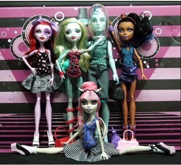 Boneca Monster High Dance Class com 5 bonecas Mattel - Escorrega o