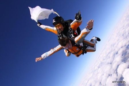 Skok ze spadochronem z wideorejestracją dla Dwojga - Półwysep Helski + zniżki na kursy sportowe o wartości 200 zł