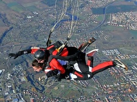 Skok ze spadochronem z wideorejestracją dla Dwojga - Trójmiasto (3D) + zniżki na kursy sportowe o wartości 200 zł