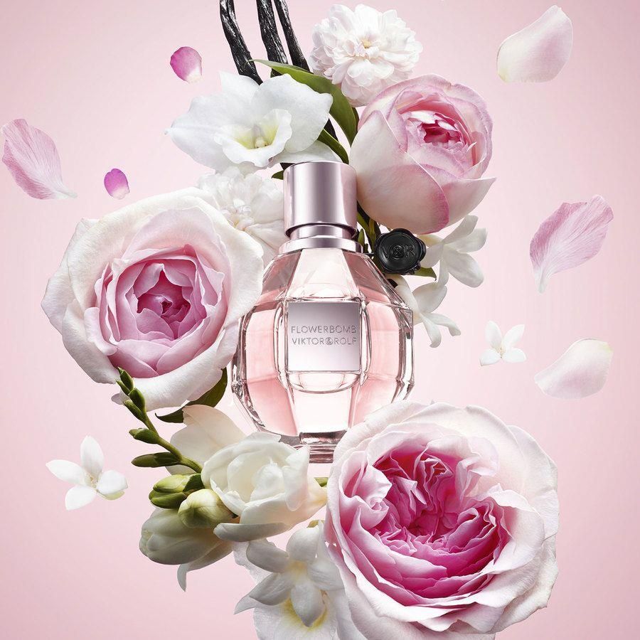 値下げ！FLOWERBOMB VIKTOR &ROLF キャンドル付き❣️ Viktor & Rolf Flowerbomb Eau De Parfum 100ml Candle Gift Set