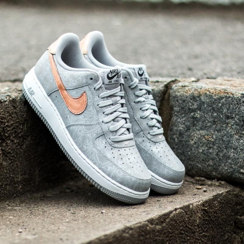 NIKE ☆ Air Force 1 ‘07 LV8 ‘Wolf Grey’ Nike Air Force 1´07 LV8 Wolf Grey/Metallic Red Bronze-White