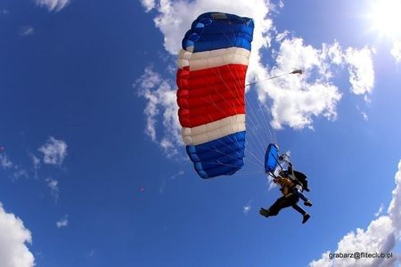 Skok ze spadochronem z wideorejestracją - Włocławek + zniżki na kursy sportowe o wartości 200 zł