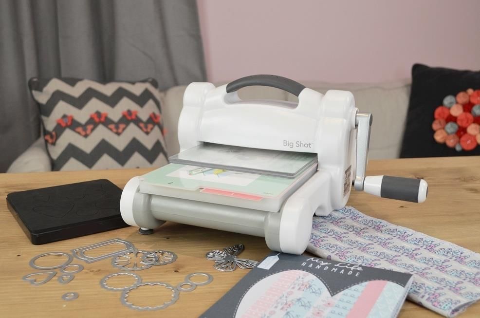 MASZYNA TNĄCO WYTŁACZAJĄCA SIZZIX BIG SHOT PLUS WHITE & GREY ZESTAW STAR - zdjęcie 1 MASZYNA TNĄCO WYTŁACZAJĄCA SIZZIX BIG SHOT PLUS WHITE & GREY ZESTAW STAR