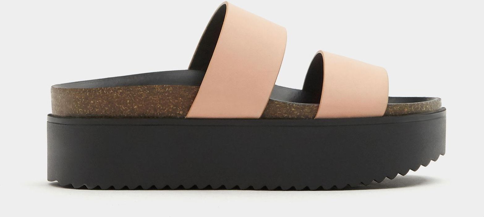 szpilki w kolorze złotym