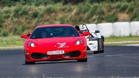 Jazda Ferrari I Ariel Atom Kierowca Tor Wrocław Oleśnica 2 Okrążenia + Zniżki Na Kursy Sportowe O Wartości 200Zł