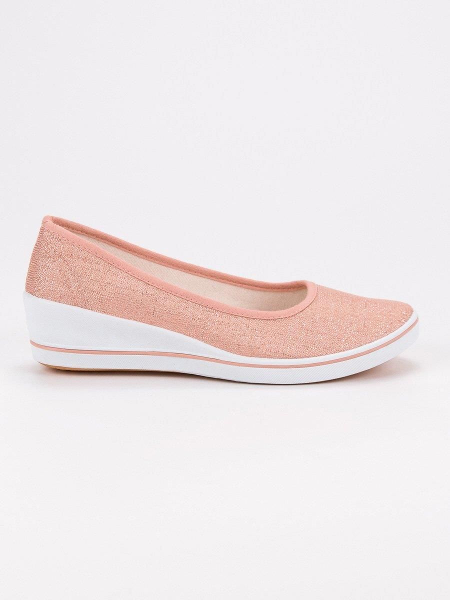 i-rozowe-tenisowki-na-koturnie