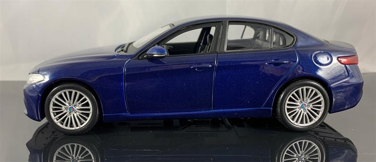 Çocuk Bburago 1:24 Alfa Romeo GIULIA Model Araba