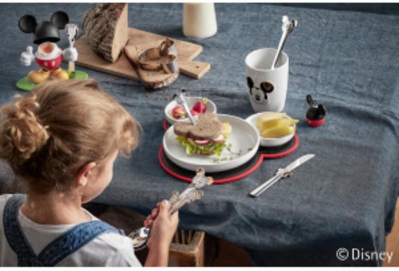 Wmf Mickey Mouse Zestaw Deski Do Krojenia Z Nożykiem I Foremką Do Ciasta (1296416040) - zdjęcie 3 Wmf Mickey Mouse Zestaw Deski Do Krojenia Z Nożykiem I Foremką Do Ciasta (1296416040)
