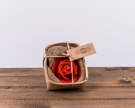 Pakiet-świeca woskowa róża czerwona-łubianka+juta