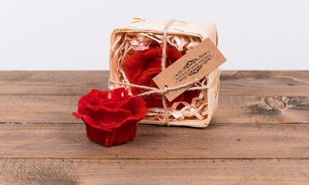 Pakiet-świeca woskowa róża czerwona - łubianka