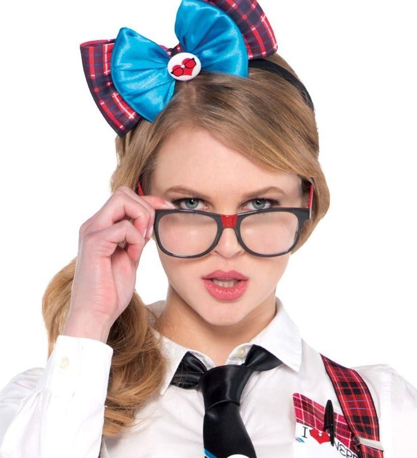 Nerdy. Девушка ботан. Ботаны девочки. Гик Шик очки. Одежда девочки ботана
