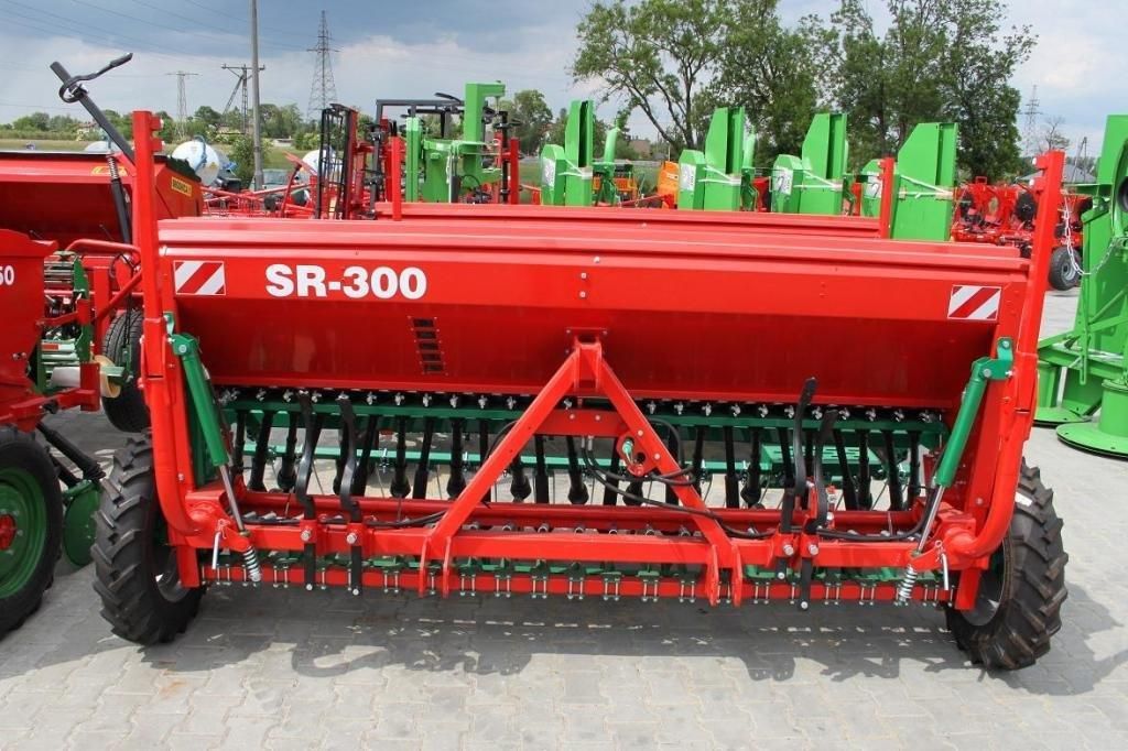 SIEWNIK ZBOŻOWY STOPKOWY AGRO-MASZ SR 300 3M