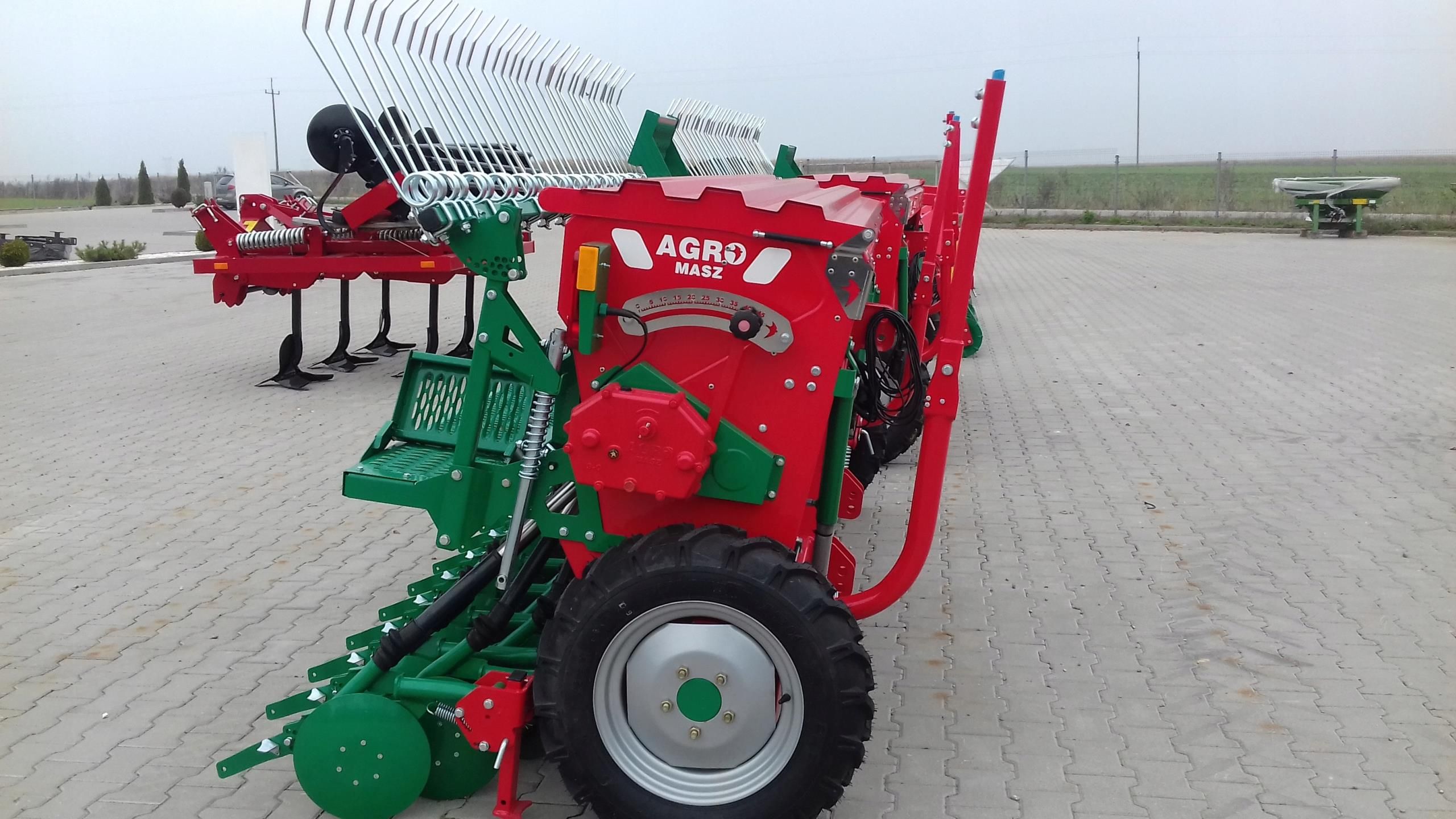 SIEWNIK ZBOŻOWY DWUTALERZOWY AGRO-MASZ SR300 3M