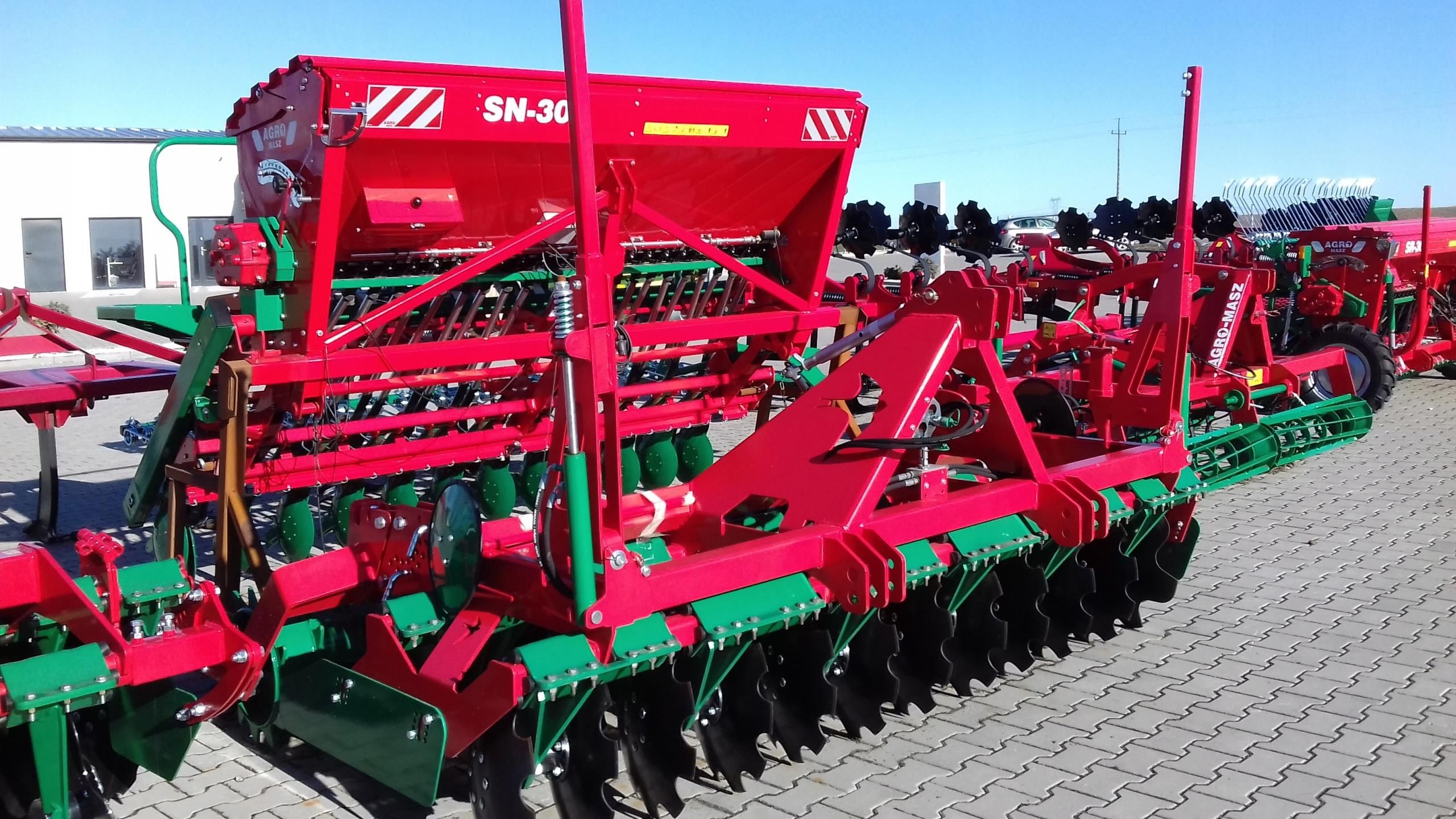 SIEWNIK ZBOŻOWY NADBUDOWANY AGRO-MASZ SN300 3M - zdjęcie 4 SIEWNIK ZBOŻOWY NADBUDOWANY AGRO-MASZ SN300 3M