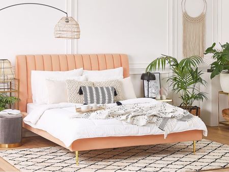 Beliani Eleganckie łóżko tapicerowane 160 x 200 cm welurowe brzoskwiniowe Marville