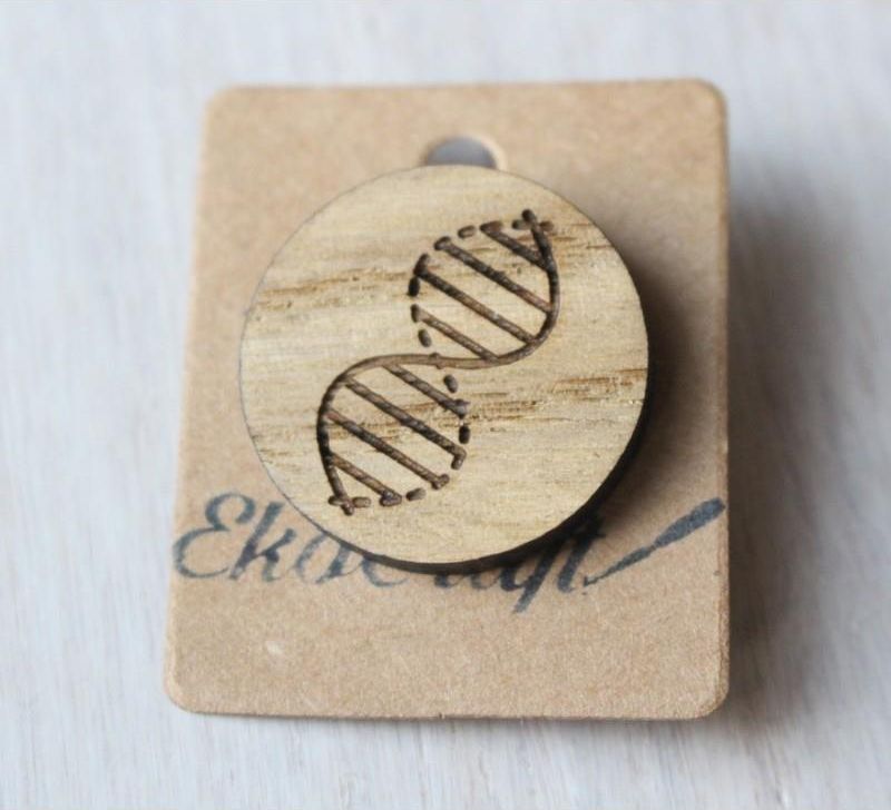 EkoCraft Drewniana wpinka DNA - zdjęcie 2 EkoCraft Drewniana wpinka DNA