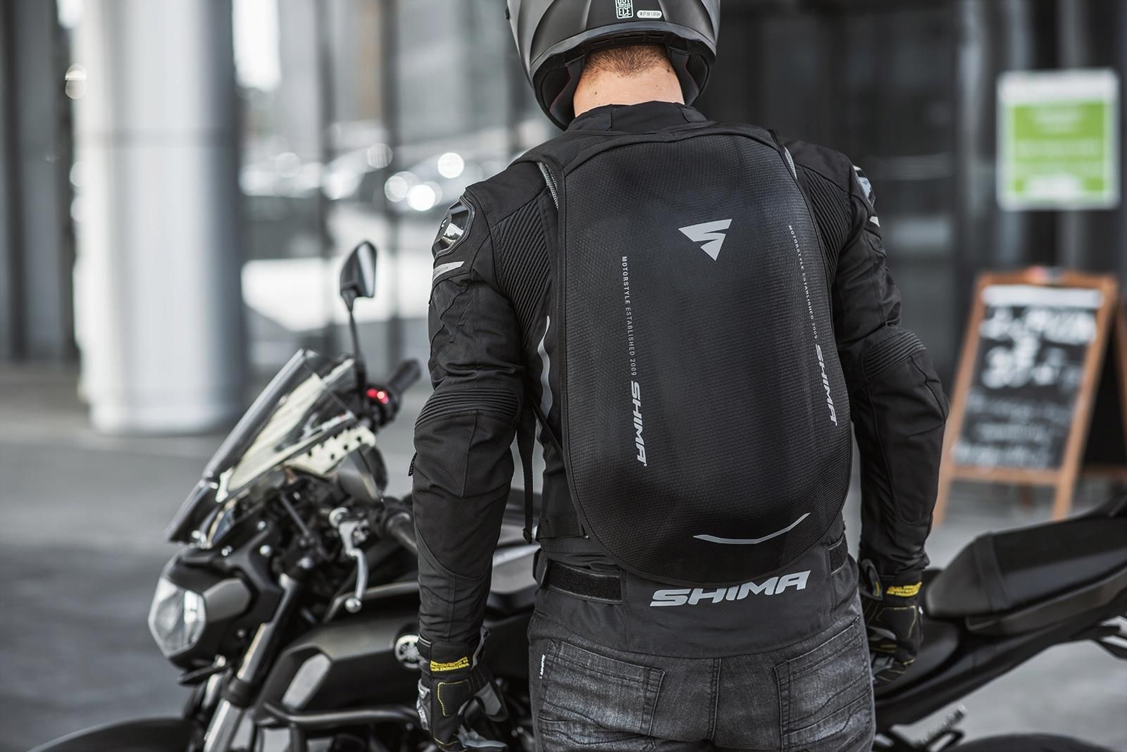 SHIMA PLECAK MOTOCYKLOWY USZTYWNIANY AYRO 24L - zdjęcie 3 SHIMA PLECAK MOTOCYKLOWY USZTYWNIANY AYRO 24L