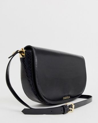 Carvela – Echo – Czarna torebka typu saddle bag-Czarny Ceny i