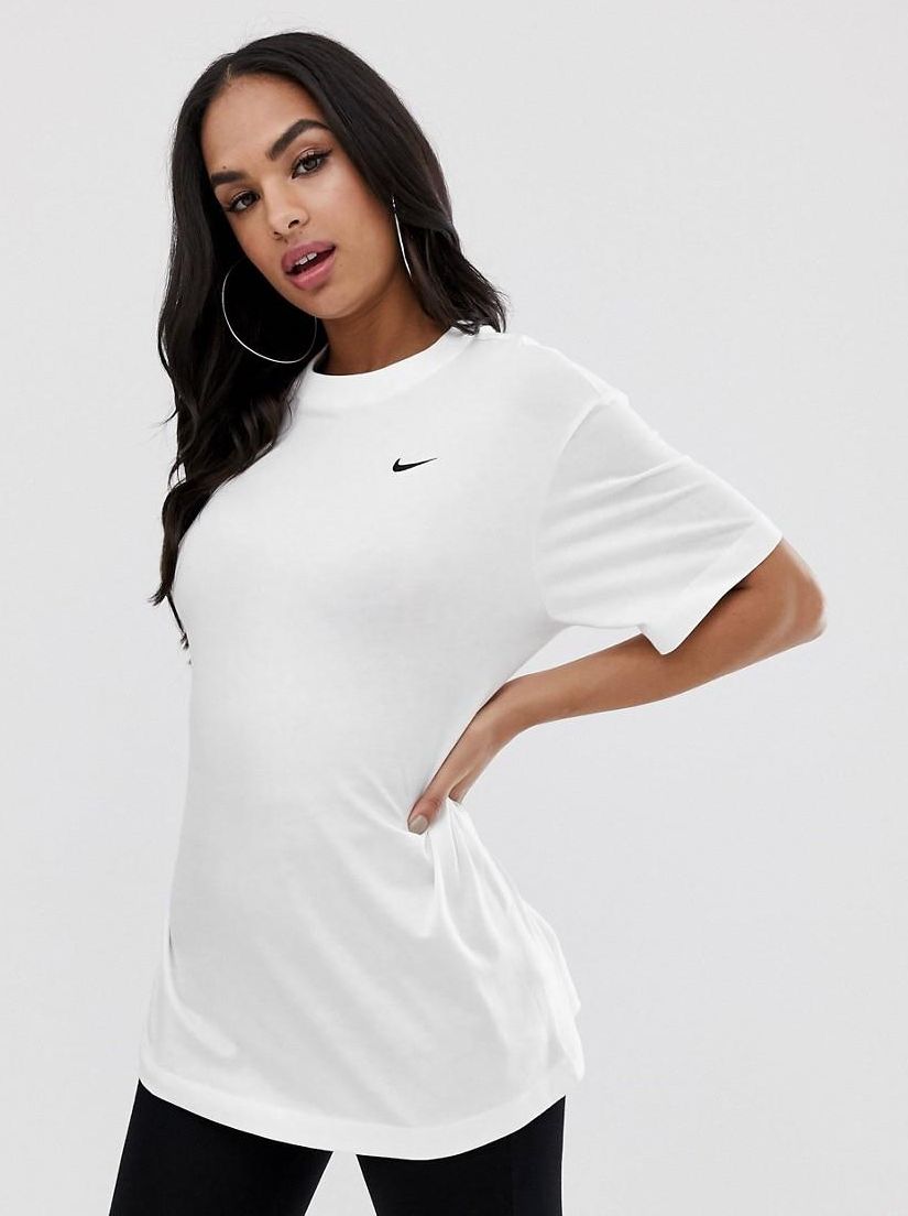 Nike – Biały T-shirt oversize typu boyfriend z logo Swoosh