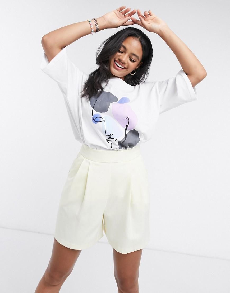 Monki – Cissi – Biały T-shirt z bawełny organicznej z nadrukiem