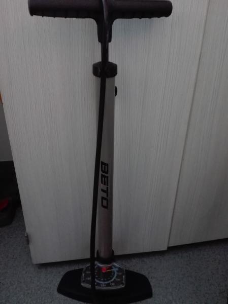 Pompa Da Pavimento Beto CMP-155AG7 – In Lega 25", Con Manometro E Doppia Testa Per Valvole Schrader/Presta