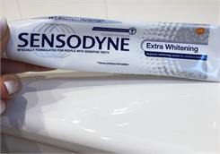 Sensodyne Extra Whitening Pasta do zębów wybielająca z fluorkiem 75 ml