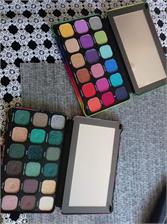 Makeup Revolution Paleta cieni Forever Flawless Chilled with cannabis sativa