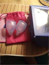 Satisfyer Feel Confident zestaw kubeczków menstruacyjnych niebieski - 15, 20 ml