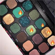 Makeup Revolution Paleta cieni Forever Flawless Chilled with cannabis sativa